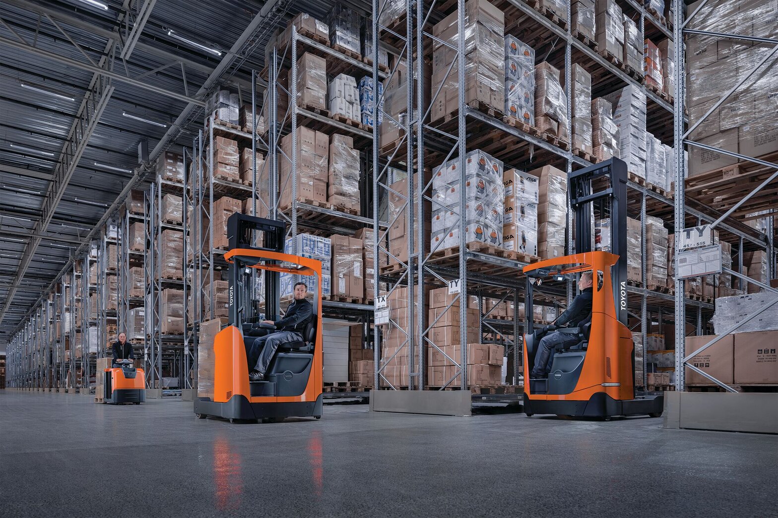 Moving Mast Reach Truck