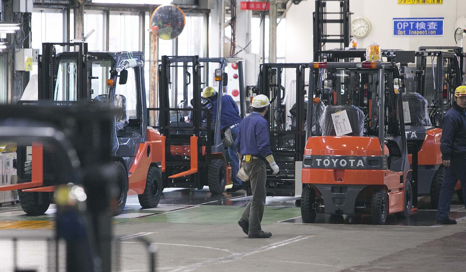 Stand-up counterbalance forklift